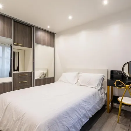 Stylish Contemporary 1bd Apartmentmenilmontant Parigi